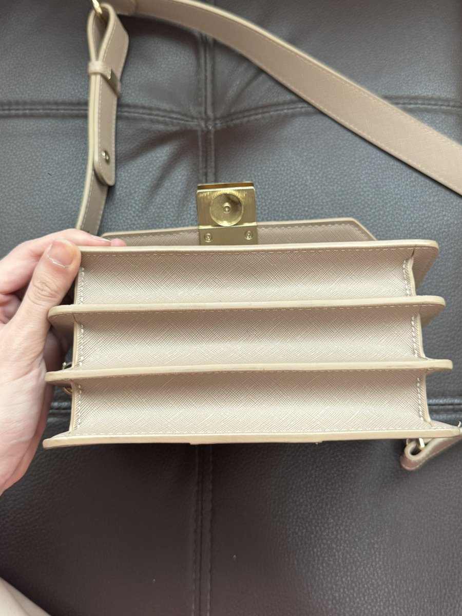 used_by_jinnie's tweet photo. ส่งต่อ atreasurebox layer s สี sand🍞🥨

สภาพ: 85% ซื้อเก็บ ใช้ไปไม่เกิน 5 ครั้ง มีรอยขนแมวนิดหน่อย

ราคา: 1200 รวมส่ง (ไม่มีกล่องนะค้า)

#atreasurebox #atreasureboxส่งต่อ #atreasureboxมือสอง #ส่งต่อกระเป๋า https://t.co/pY5saAOoVB