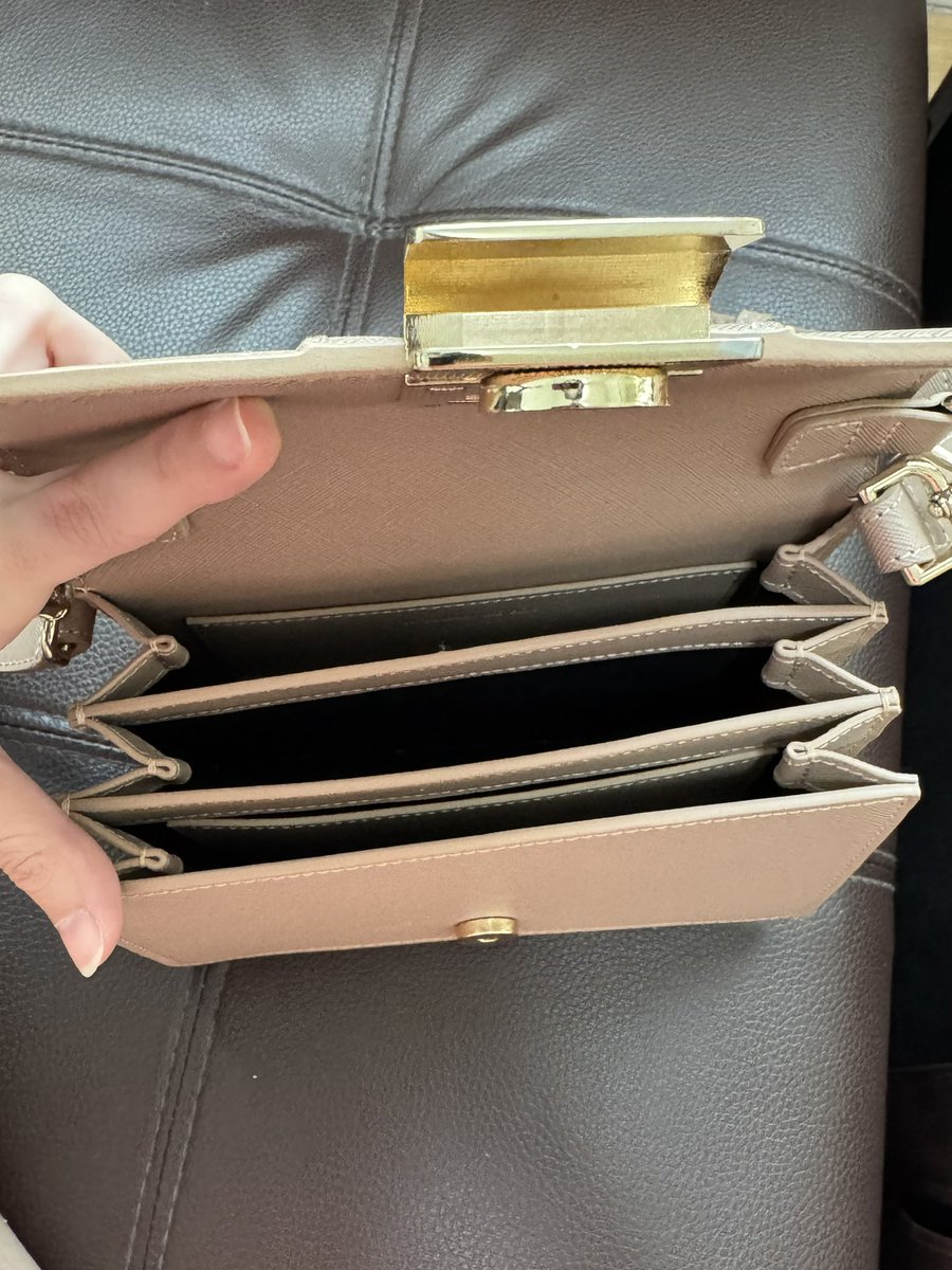 used_by_jinnie's tweet photo. ส่งต่อ atreasurebox layer s สี sand🍞🥨

สภาพ: 85% ซื้อเก็บ ใช้ไปไม่เกิน 5 ครั้ง มีรอยขนแมวนิดหน่อย

ราคา: 1200 รวมส่ง (ไม่มีกล่องนะค้า)

#atreasurebox #atreasureboxส่งต่อ #atreasureboxมือสอง #ส่งต่อกระเป๋า https://t.co/pY5saAOoVB