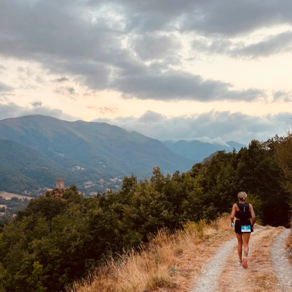 LynneElenbaas's tweet photo. Rechausser les baskets après l’Ultrariège m’a réconciliée avec la montagne. Ces 80 km et 5000D+ n’étaient pas un échec, mais du partage, des sourires, des paysages et du dépassement de soi. https://t.co/BQ4MIqeEqe