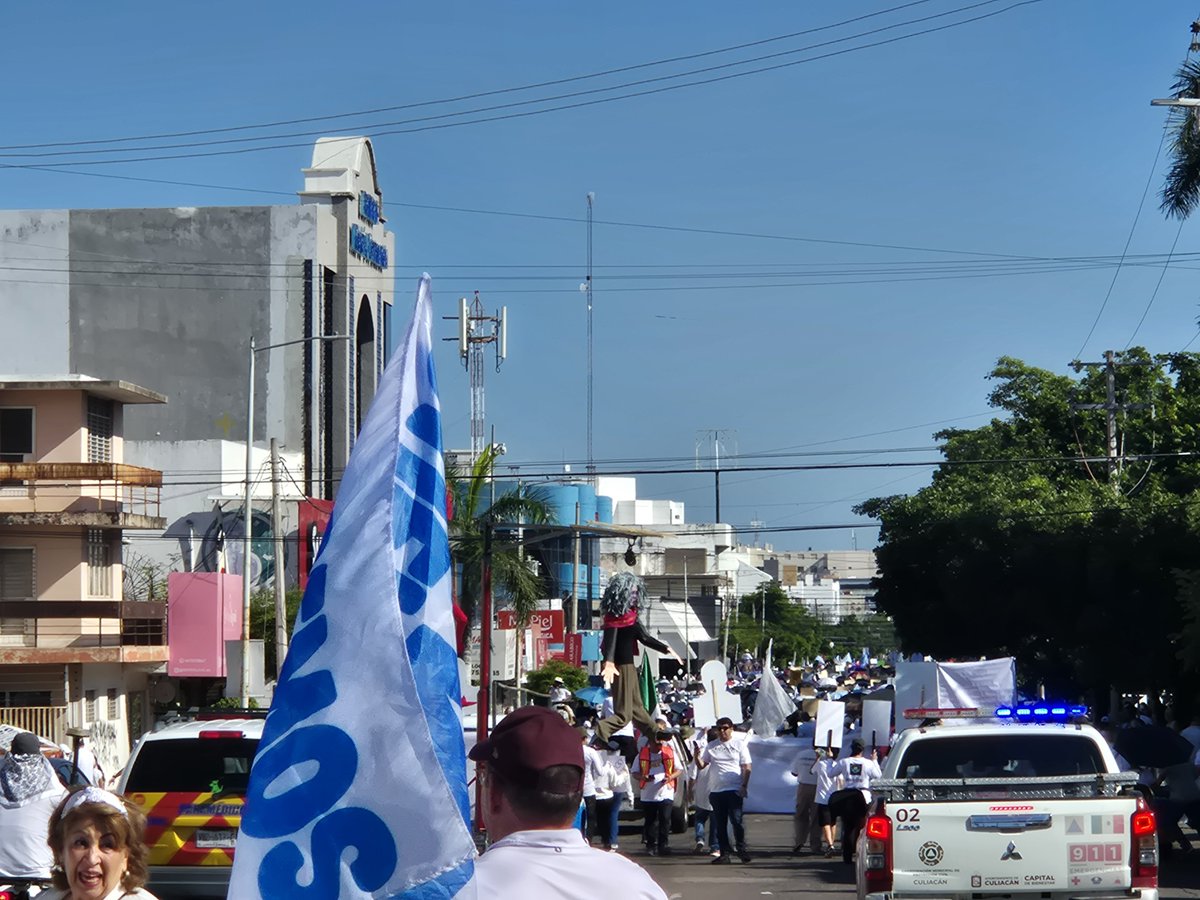 juanordorica's tweet photo. La marcha en Culiacán comenzó con una misa. Mucho calor, pero la gente estuvo presente desde temprano.

Las iglesias no tuvieron misas matutinas e invitaron a sus congregaciones a participar en la marcha 

Hay presencia de grupos de buscadoras, grupos políticos,  empresarios, etc.

Todos llegaron  por motivaciones diferentes, pero con un solo objetivo:

¡EXIGIR PAZ!