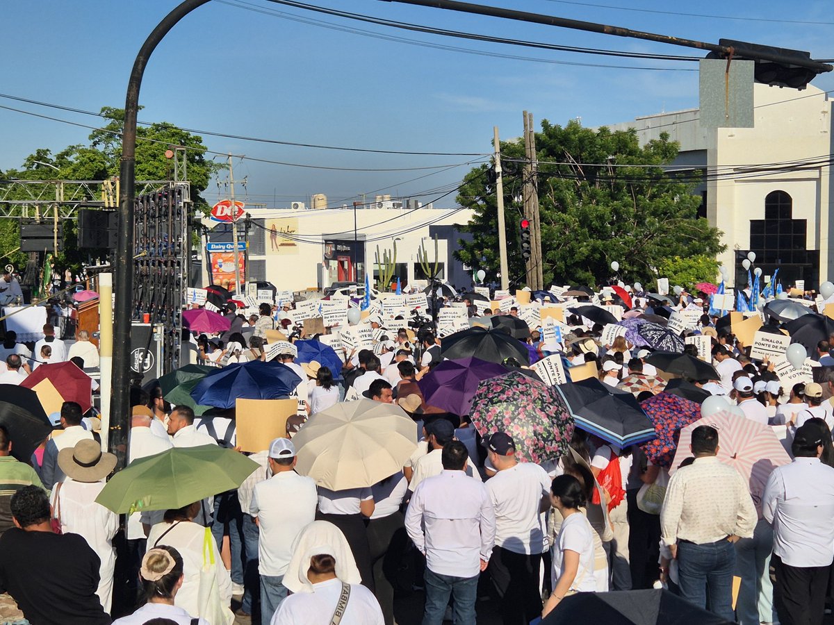 juanordorica's tweet photo. La marcha en Culiacán comenzó con una misa. Mucho calor, pero la gente estuvo presente desde temprano.

Las iglesias no tuvieron misas matutinas e invitaron a sus congregaciones a participar en la marcha 

Hay presencia de grupos de buscadoras, grupos políticos,  empresarios, etc.

Todos llegaron  por motivaciones diferentes, pero con un solo objetivo:

¡EXIGIR PAZ!
