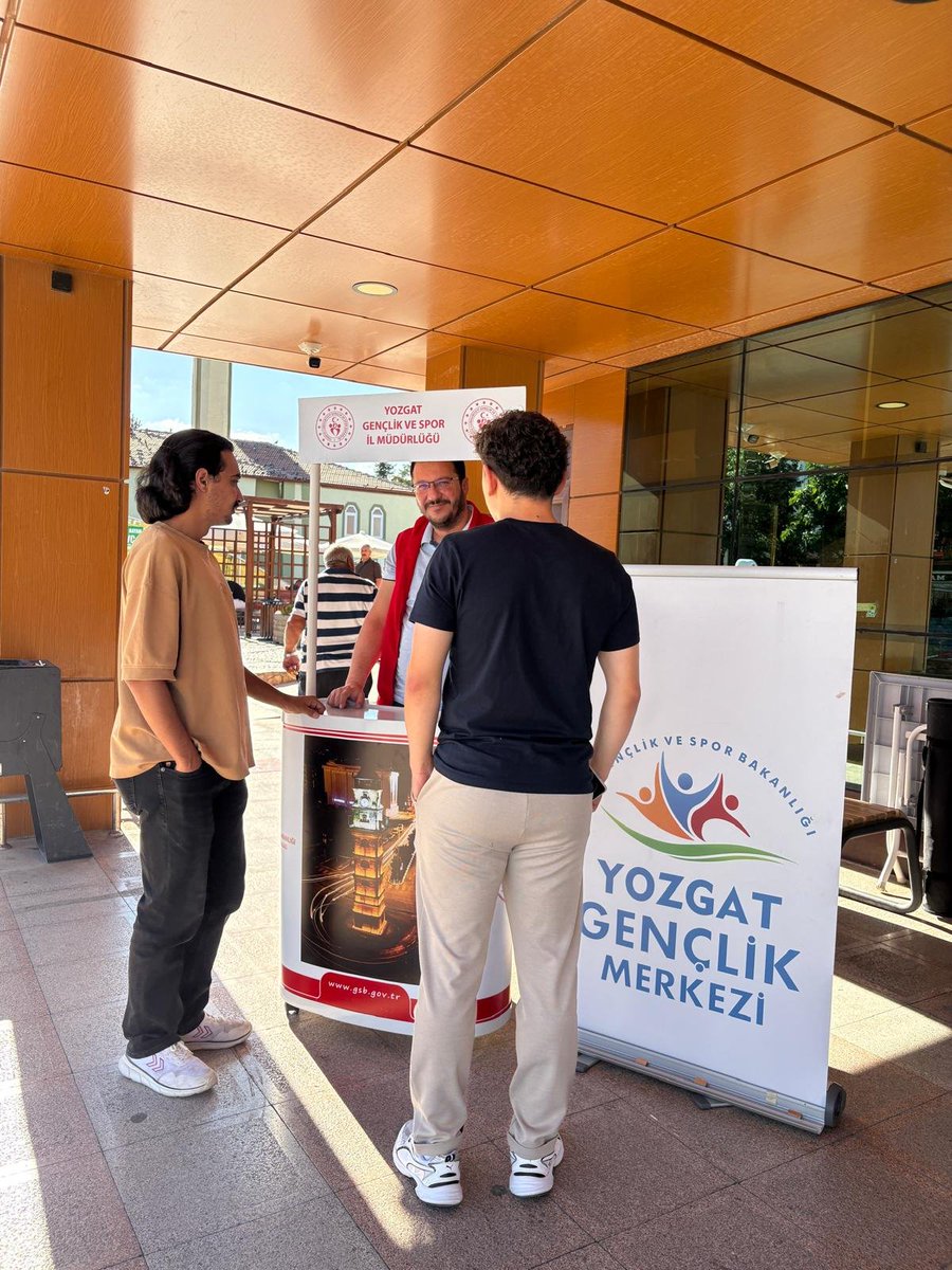 GSB_YozgatGM's tweet photo. 🎒 Şehrimize Hoş Geldiniz! 💙

Üniversite yolculuğuna Yozgat’ta başlayacak gençlerimizi karşılıyoruz. 🌿

Üniversiteli gençlerimize hoş geldiniz diyor; ihtiyaç duyabilecekleri konularda rehberlik ediyor, Gençlik Merkezlerimizin imkânlarını tanıtıyoruz.
#GSBHepYanında https://t.co/QW3voNeMk1
