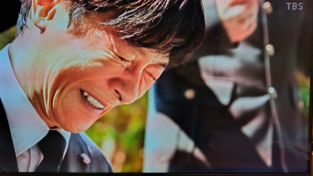 jAAt_48's tweet photo. 予告
誰か亡くなって泣いてるのだろう
横にいるのがチンギスなら
野崎さんとしか思えない
嫌だー！野崎さーん😭
 #VIVANTep18   #VIVANT https://t.co/3iaaFDbrGG