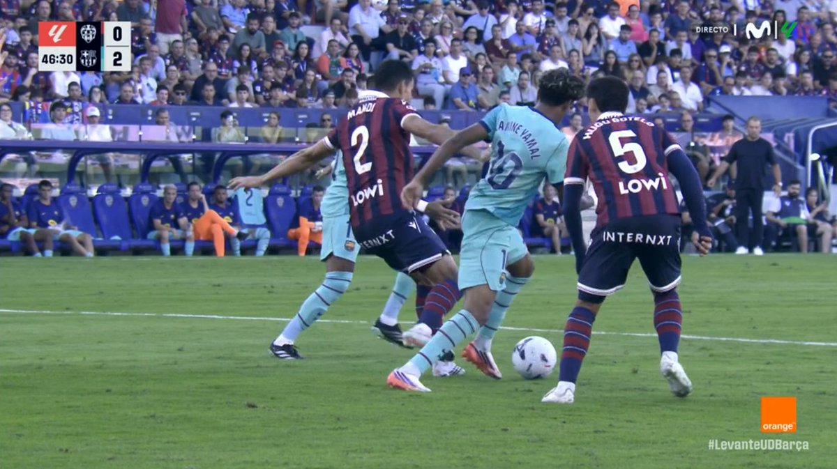 ArchivoVAR's tweet photo. ‼️💥 El mundo al revés para González Esteban en el Ciutat de València.

👉🏻 Mandi, en su intento de llegar al balón, lanza una patada que apenas roza en los tacos de Lamine.

❌ 𝗡𝗢 𝗘𝗦 𝗣𝗘𝗡𝗔𝗟𝗧𝗜.

▪️ Sí existe infracción en la mano previa que no señaló el colegiado. https://t.co/IszWl582pw