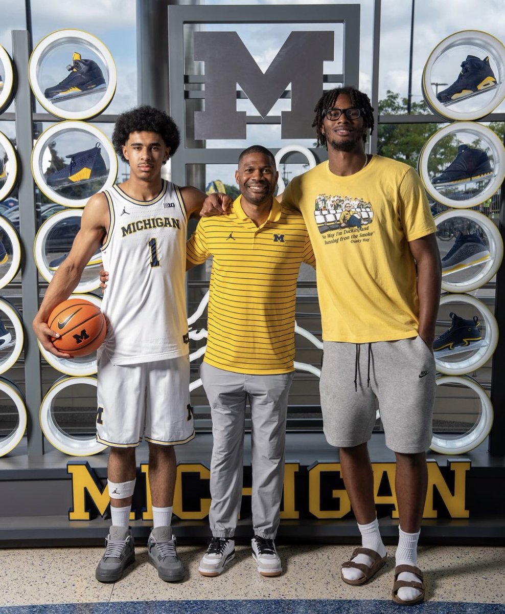 uofmcoverage's tweet photo. 2028 5⭐️ guard Brady Pettigrew on his official visit to Michigan @BradyPettigreww #GoBlue https://t.co/olN6xGDLpc