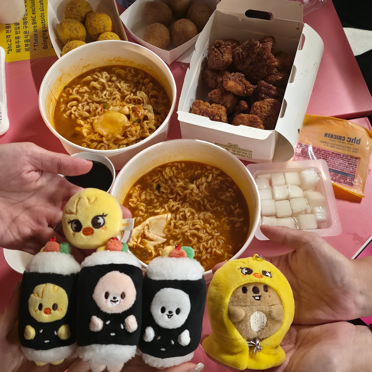 ae_bong915's tweet photo. 스테이🫶🏻넥스티
오랜만에 보드겜 죤잼
'개새개' 잊지 않을게😊
먹다만 고구마런도 같이 하고
한강 라면과 칰힌으로 마무리
연말 학회 추진해☝🏻 https://t.co/zf8CE9FUQG