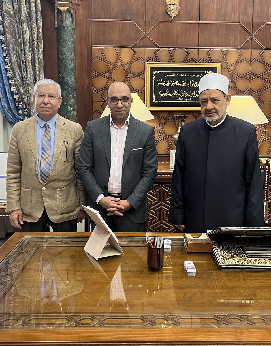 hanysoliman1978's tweet photo. أنا بحب فضيلة الإمام الأكبر زي كل الناس اللي اجتمعت على حبه، لكن أنا ليا معاه تفاصيل خاصة كان ليها دور كبير جداً في تغيير حياتي.

ورغم إن الصورة دي قديمة من أربع سنين، لكنها من أحب الصور لقلبي لأنها جمعت فضيلة الإمام مع أستاذي الدكتور محمود مبروك. والاتنين، سواء مجتمعين أو كل واحد لوحده، كان ليهم تأثير كبير جداً في حياتي.

من 22 سنة، ومن أول ما تخصصت في جراحة العظام، اتزرع جوا قلبي وعقلي حلم التخصص الدقيق في جراحة العمود الفقري. وبعد التخرج، فضلت حوالي عشر سنين من غير ما تيجي لي فرصة زمالة متخصصة في جراحة العمود الفقري. وخلال السنين دي، كنت فعلاً بقيت جراح عمود فقري، وكنت على وشك الانتهاء من الدكتوراه في جراحة العظام.

وبعد عشر سنين من التخرج، جات لي أخيراً فرصة الزمالة في كندا…بعد عشر سنين عجاف من التخرج و كنت يا دوب اخدت الدكتوراة و هشم نفسي، والموضوع ده لوحده له قصة طويلة.

كنت ناوي أسافر لمدة سنة واحدة، لكن عجبني الموضوع و قررت أمد سنة كمان.  كنت مقدم على السنة الأولى قبل ما أترقى لدرجة مدرس جراحة عظام، لكن وقت ما قدمت على السنة التانية كنت خلاص معايه دكتوراة و بقيت مدرس، وقالوا لي وقتها إنه ما ينفعش أمد المهمة العلمية بعد الترقية.

وهنا تدخّل أستاذي الدكتور محمود مبروك، وراح بنفسه لفضيلة الإمام الأكبر، وجاب لي موافقة استثنائية إني أمد المهمة العلمية سنة كمان. ولسه محتفظ بخطاب الموافقة لحد النهارده.

ولما رجعت من كندا من عشر سنين، كنت حاسس إني مخنوق وعايز أرجع تاني. وقتها الدكتور محمود مبروك قال لي…خليك في مصر… وإنت هتبقى مرجع للشرق الأوسط كله.

فات عشر سنين بعد رجوعي من كندا وربنا أكرمني اكتر بكتير مما كنت أتمنى، واللي حققته بفضل الله كان صعب أحققه حتى لو عشت ألف سنة في كندا.

نرجع بقى لفضيلة الإمام… من كام يوم، كان الدكتور محمود مبروك مع فضيلة الإمام، وكلمني وقالي…فضيلة الإمام عايز يسلّم عليك….

والله، كنت قاعد وقفت من الخضة والرهبة، ولقيت فضيلة الإمام بيقولي…إحنا بنفتخر بيك… ومش هخفي عليكم سراً… والله بقالي أسبوع مش على بعضي بسبب الكلمة دي والنهارده تشرفت بلقاء فضيلة الإمام الأكبر بصحبة أستاذي الدكتور محمود مبروك و قلت لفضيلة الإمام إنه كان سبب بعد فضل ربنا في تغيير حياتي وحياة ناس كتير غيري، و وريته خطاب الموافقة اللي لسه محتفظ بيه رغم كل السنين اللي فاتت.

الناس تعرف عن فضيلة الإمام حاجات كتير تخليهم يحبوه ويحترموه، لكن اللي الناس تعرفه عنه غير جزء صغير جداً من عظمة و هيبة و تواضع و سماحة هذا الرجل. وإنت في حضرته تحس إنه مش من الزمن ده….

وعلى فكرة، أنا كنت بتمنى و بحلم النهارده إني أتصور مع فضيلة الإمام و عمري في حياتي ما تمنيت أتصور مع حد قد ما تمنيت الصورة مع فضيلة الإمام، لكن ما قدرتش أطلبها… إجلالاً وتقديراً له.