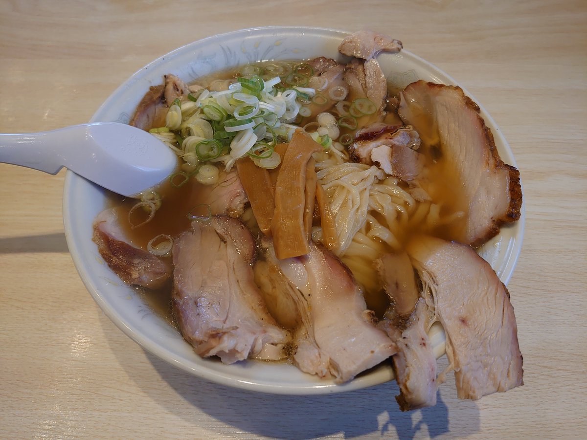 180sxPiro's tweet photo. 9月12日の昼麺🍜茨城県八千代町🎵らーめん香文‼️チャーシューメン(大盛)＋チャーシューTP🍜スマホの機種変に行く道中❗香文や香文とか香文などで麺ちゅる😆腹が減ってはスマホ機種変はできぬと肉増しで肉チャージ🤩まだ親不知を抜いた跡が痛いがペロッとペロペロ😋らーめん美味しくですよ😆🍜 https://t.co/K0kAN6UB0q