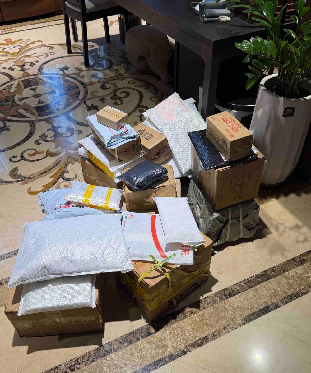 BlanchDallch2x's tweet photo. Tackled the old junk pile today! Donated 3 boxes of unused items and kept only the stuff that brings me joy—clutter-free space, happy vibes, total win!， https://t.co/XsgbQuIxqQ