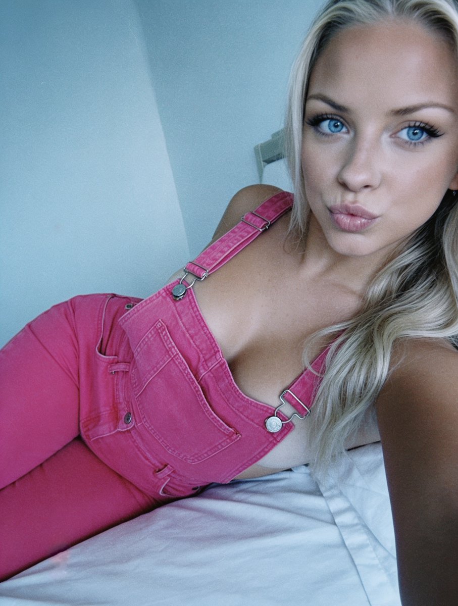 amandajuliiiia's tweet photo. rate my gardening outfit 1-10 😇💞 https://t.co/wPoCWLg99J