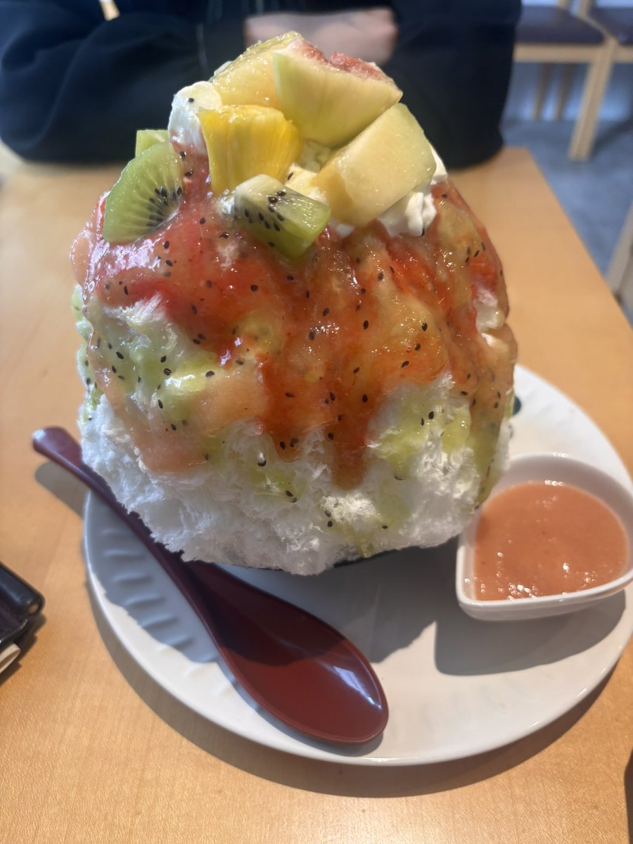 kaonac48's tweet photo. 2500円のかき氷美味しかったです。 https://t.co/9fzkvkvBBH