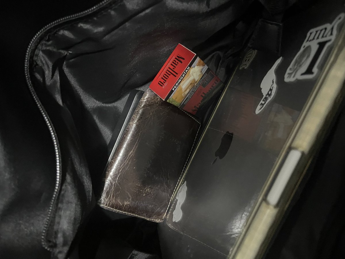 punkcasila's tweet photo. what’s in my bag untuk semester lima 🥹🥳🎊🙌🎉🍾 https://t.co/378jnGgS49
