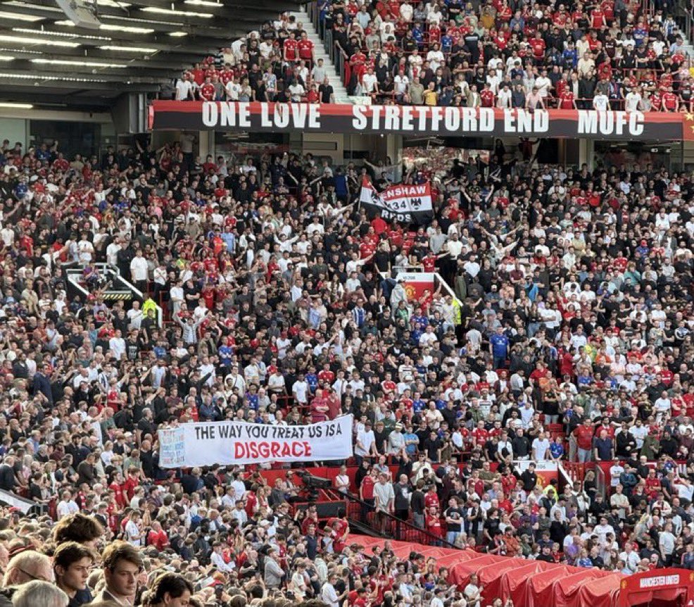 PolymarketSport's tweet photo. 🚨Manchester United fans sent a message to the club’s owners 

“The way you treat us is a disgrace” https://t.co/apQDFJTI1K