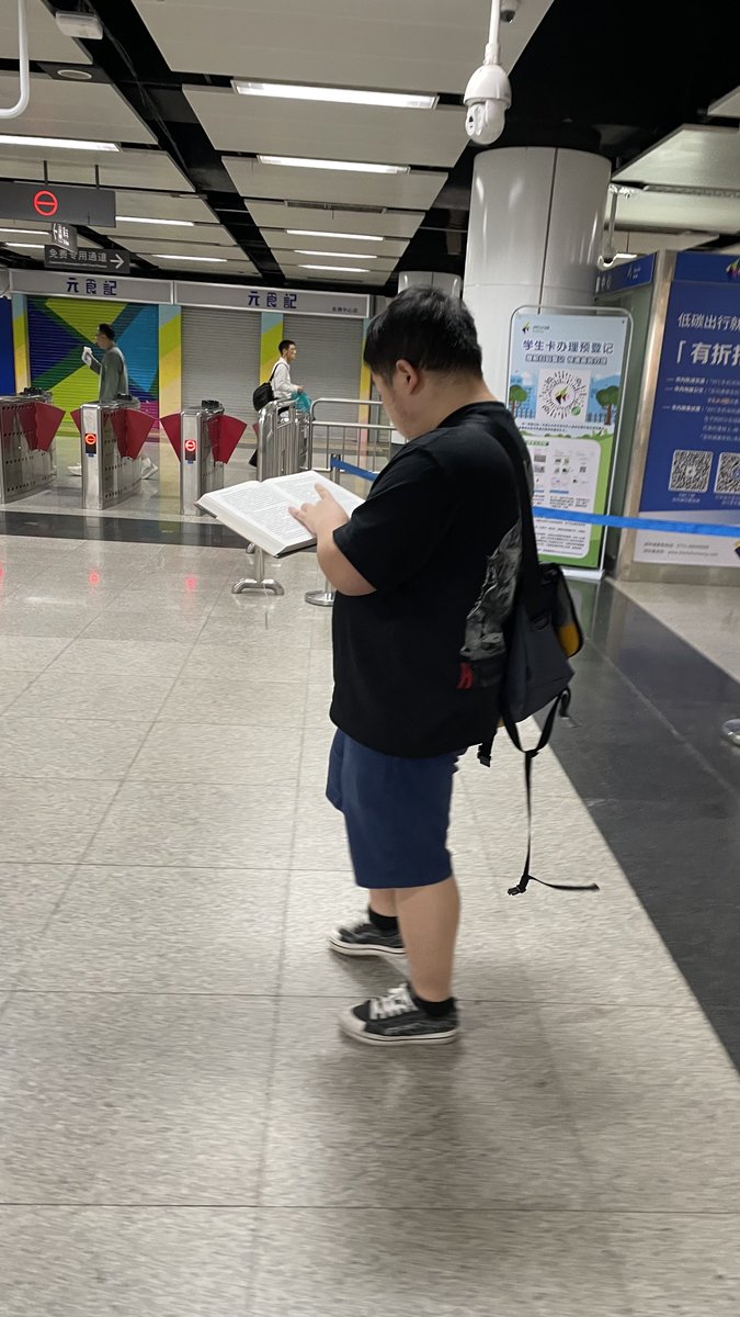 peacf434164's tweet photo. A stranger helped me pick up all my spilled books at the subway when I was rushing to work—small act, big warm feeling to start the day. https://t.co/mjDbAxNKtt