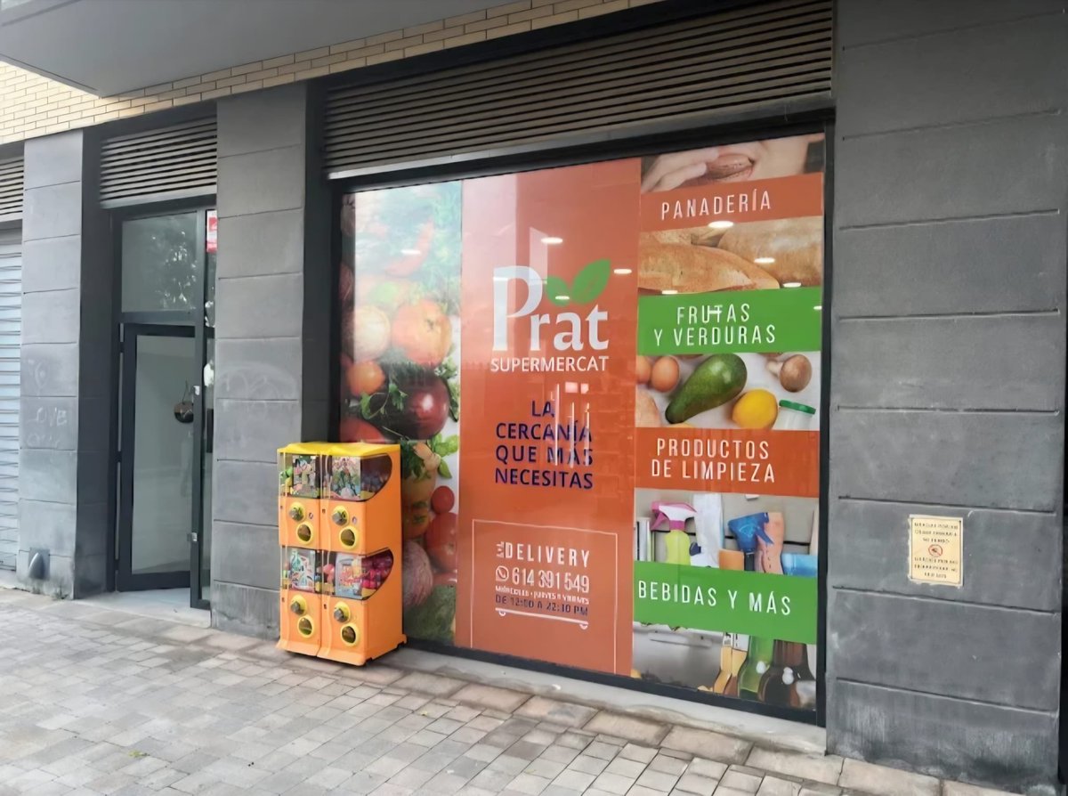 Jordielprat's tweet photo. Este jueves a las 9h, roban a mano armada a la chica de la tienda de la foto. Dos personas de origen marroquí, uno con un machete. Se llevaron la caja entera y el iPhone del comercio.
​Lo digo porque lo sé de buena tinta. No es racismo, es la realidad de una ciudad cada vez más insegura que Alba Bou (Comuns) y Juan Pedro (PSC) intentan esconder.

​¿Tú te fías hoy de dejar a tu hijo menor salir a la calle con su móvil y quedarte tranquilo?
 Porque yo en este Prat, no.
​#ElPrat #Inseguridad