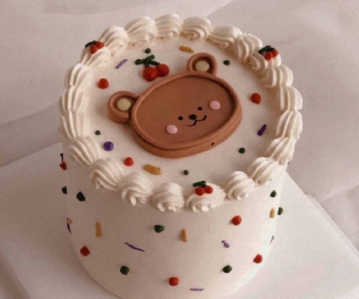 kkvmjong's tweet photo. @SUNGK1SSED Mi dispiace passare solo in velocità per farti gli auguri, però spero che la tua giornata stia andando benissimo e che stai festeggiando con tutti i tuoi amici! Mi sono permesso di portarti qualche pensiero perché non mi vedrai mai arrivare a mani vuote, ancora buon compleanno.~ https://t.co/dGjY2oDHh9