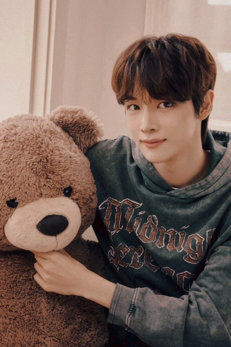 kkvmjong's tweet photo. ˚  　  +            .                *
:¨·.·¨:         ˚           .           
 `·. #𝗞𝗔𝗜 : 𝓐 𝓛etter to 𝓢 ungchan 𝓑ear.
  ✵  ·  ·　  　 ✵ 　 ·  ✫ . · 

Buon compleanno, Sungchan! 🎂🤎
La famiglia degli orsetti è in continua crescita e anche tu ne fai parte, ovvio. 🧸 https://t.co/TEVkEtZN0b