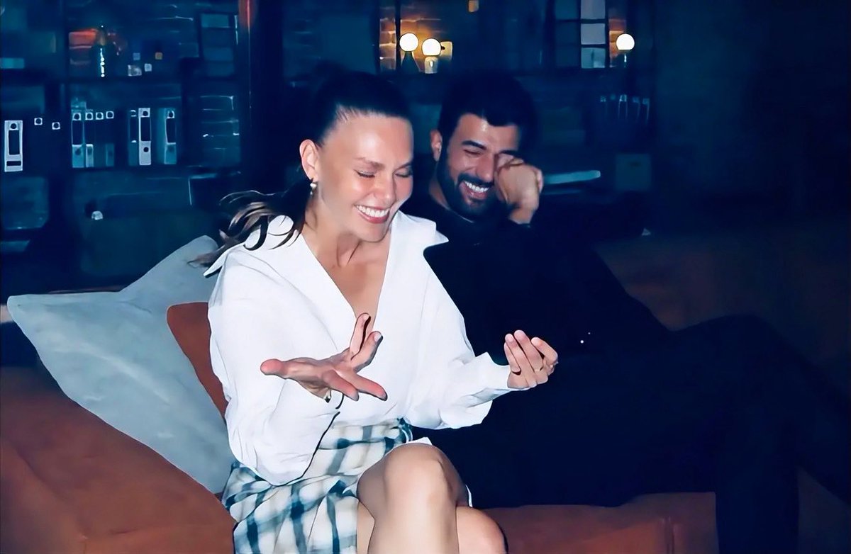 PinokyoMavisi's tweet photo. Koşun koşun koşun 🫠🫠🫠

#AsliEnver Enfes bir akşam setinden #EnginAkyürek ile olan enfes fotosunu hikayesinde paylaştı ✨✨

Gülüşünüz daim olsun eridik bittik biz
🫠🫠🫠🥰🥰🥰❤️❤️❤️

#enfesbirakşam #oldmoney https://t.co/dvWFhcz727