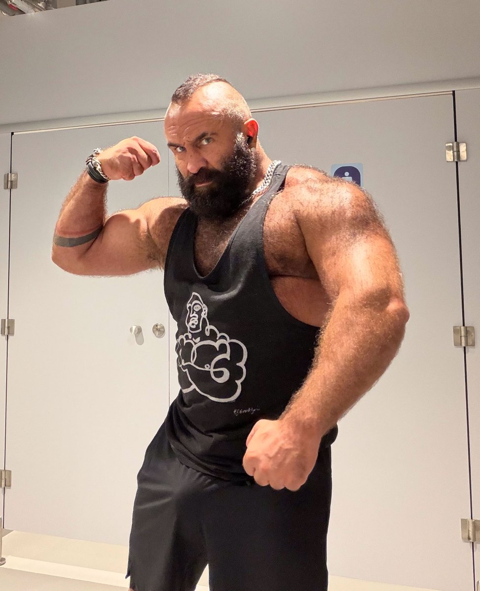 Tyler_Rex85's tweet photo. Look at all this muscle under the fur 🦍 https://t.co/r78dRG3Wr2