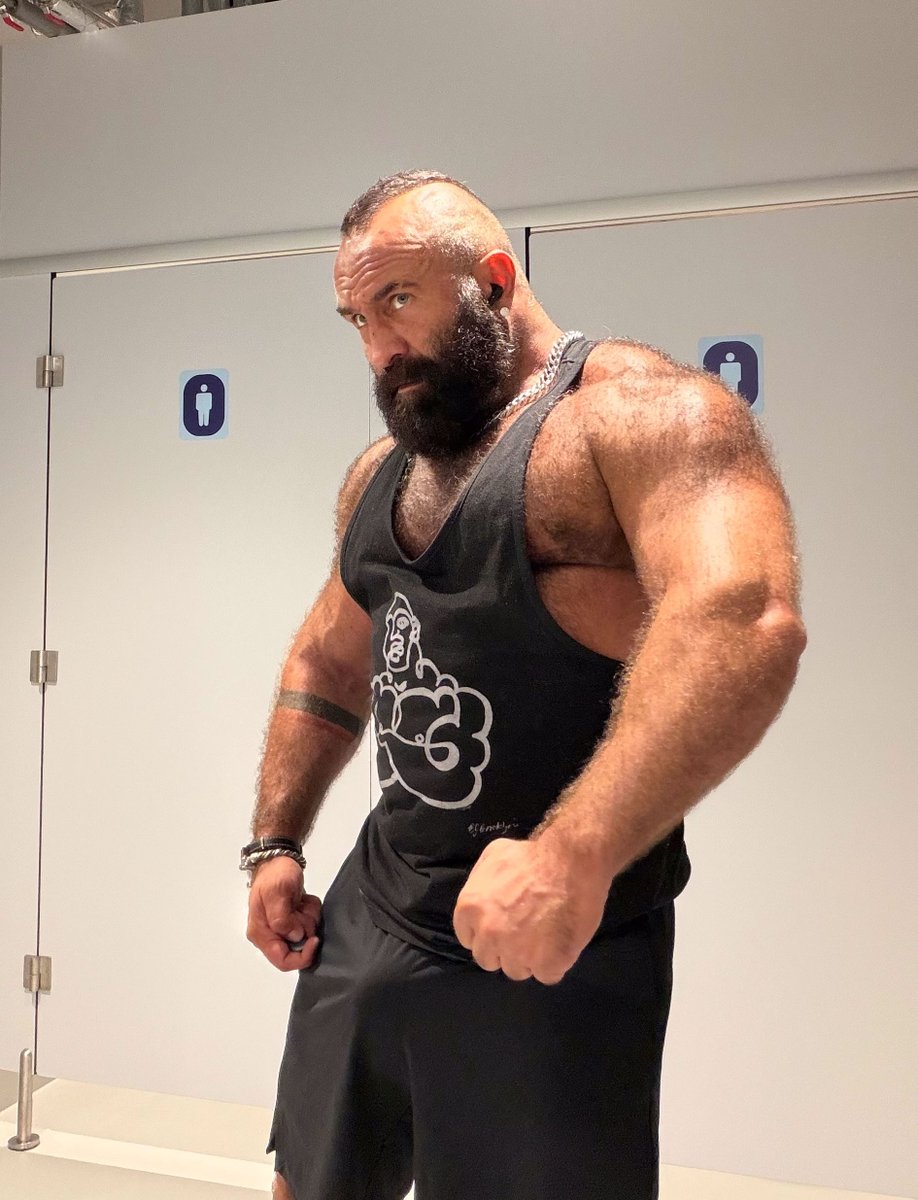 Tyler_Rex85's tweet photo. Look at all this muscle under the fur 🦍 https://t.co/r78dRG3Wr2