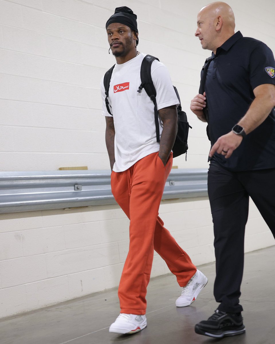 SoleRetriever's tweet photo. Lamar Jackson pulled up for Week 1 in Supreme x Air Jordan 5s and the Arabic Box Logo ⬜️🟥 @Lj_era8 

📷 @Ravens https://t.co/Yj1xHG5tz4