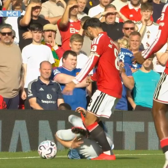 TouchlineX's tweet photo. 🚨 𝗡𝗘𝗪: Replay shows that Bruno Fernandes gave a kick to Phil Foden FIRST, after which Phil Foden reacted and got a RED CARD! https://t.co/hpxG4rl3wZ
