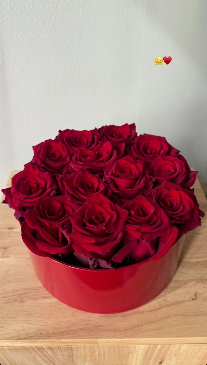 Rakel595nlc's tweet photo. Q preciosas las 🌹🌹🌹🤗 #CrisPorta13S #TeamPorta https://t.co/V3r5G2xSbr