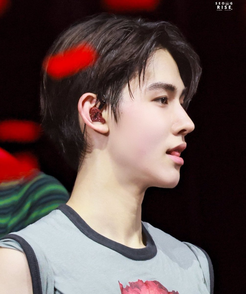 lamhion's tweet photo. cant even see an adams apple 🤔🤔🤔 https://t.co/Gnd7AiSETX