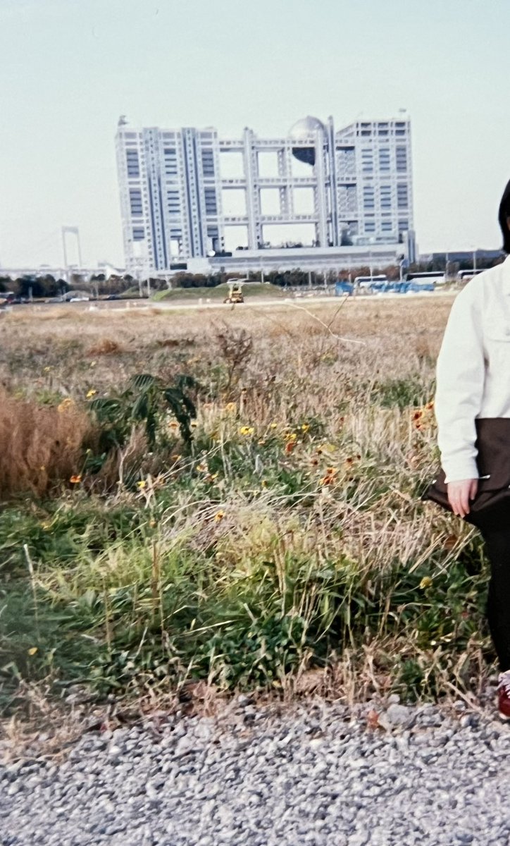 yunkoga2289's tweet photo. そういえば、お台場には28年ぶり⁇ それこそ『踊る大捜査線』の最初の劇場版がやってた頃以来かもしれないくらいの時を経て行ったんですけど、当時はこんな、草っ原の空き地の中に近未来っぽいビルがポツポツ建ってるという不思議な土地だったんですよ。エモいなぁ。 https://t.co/hXWw2jTzcS
