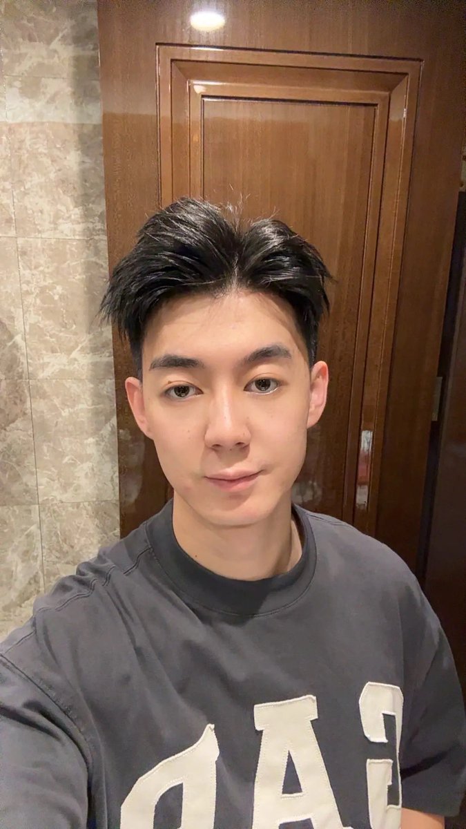 Linjie30721609's tweet photo. 我一定要留回我的长头发😭😭 https://t.co/wTaAj7vfkn