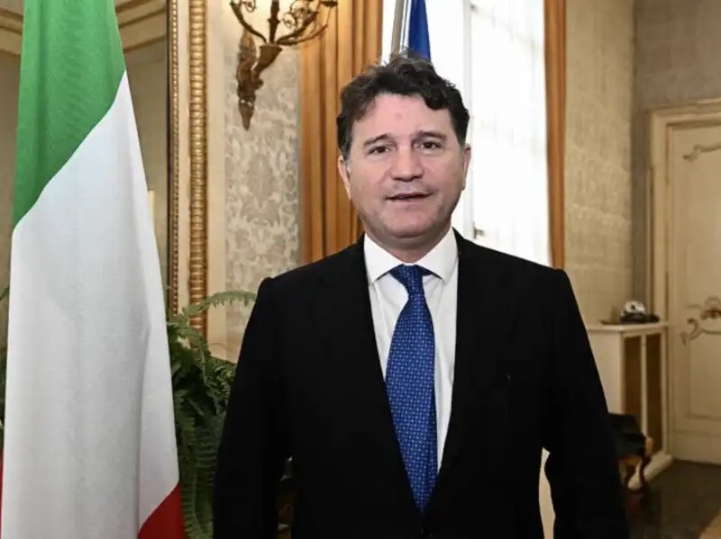 Frances99687883's tweet photo. Il parlamentare #FrancoSilvestro,quello indagato per #violenzasessuale contro un’imprenditrice,negli uffici del Senato (“Modestamente sono un bel ragazzo,la signora è una normale”),è stato premiato da #ForzaItalia:nuovo #vicesegretario in #Campania.La denuncia ha fatto curriculum https://t.co/J6ScmksntL