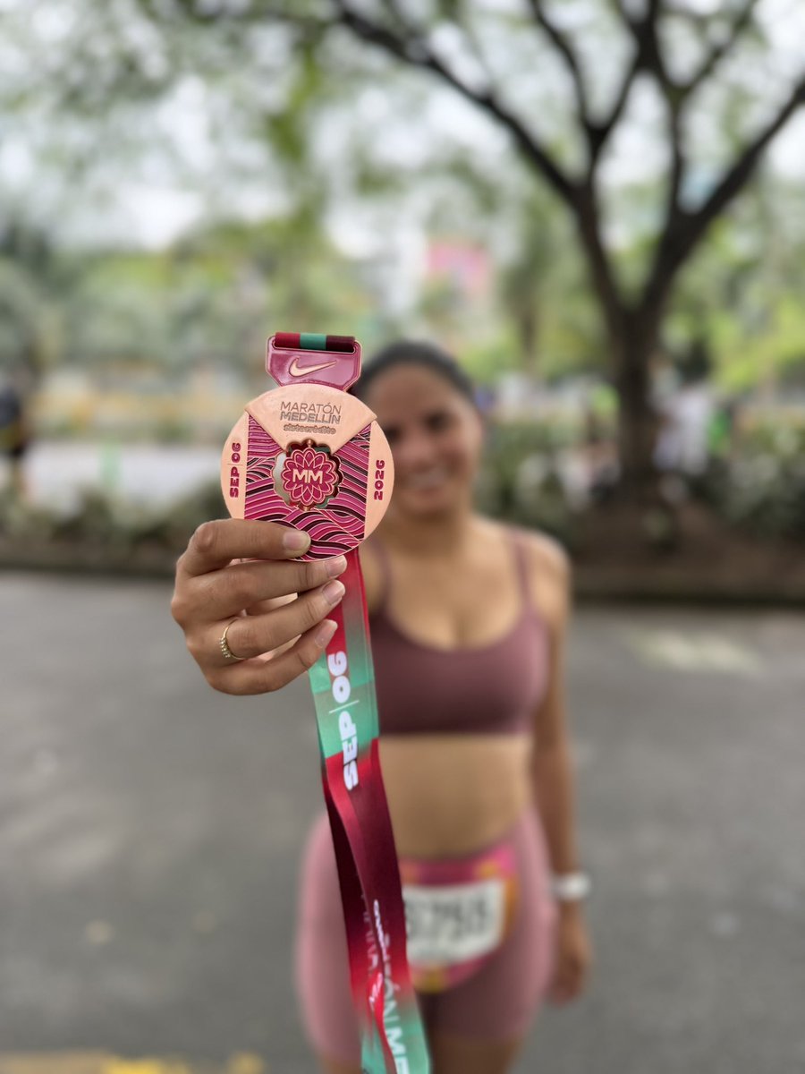 nataliapetro7's tweet photo. La que decía que no gastaba plata por correr, que no madrugaba, que no pagaba por fotos,  que nada. Corrió en Medellín y más feliz no pudo ser🥹🏃🏻‍♀️ https://t.co/TBRc2Es08k