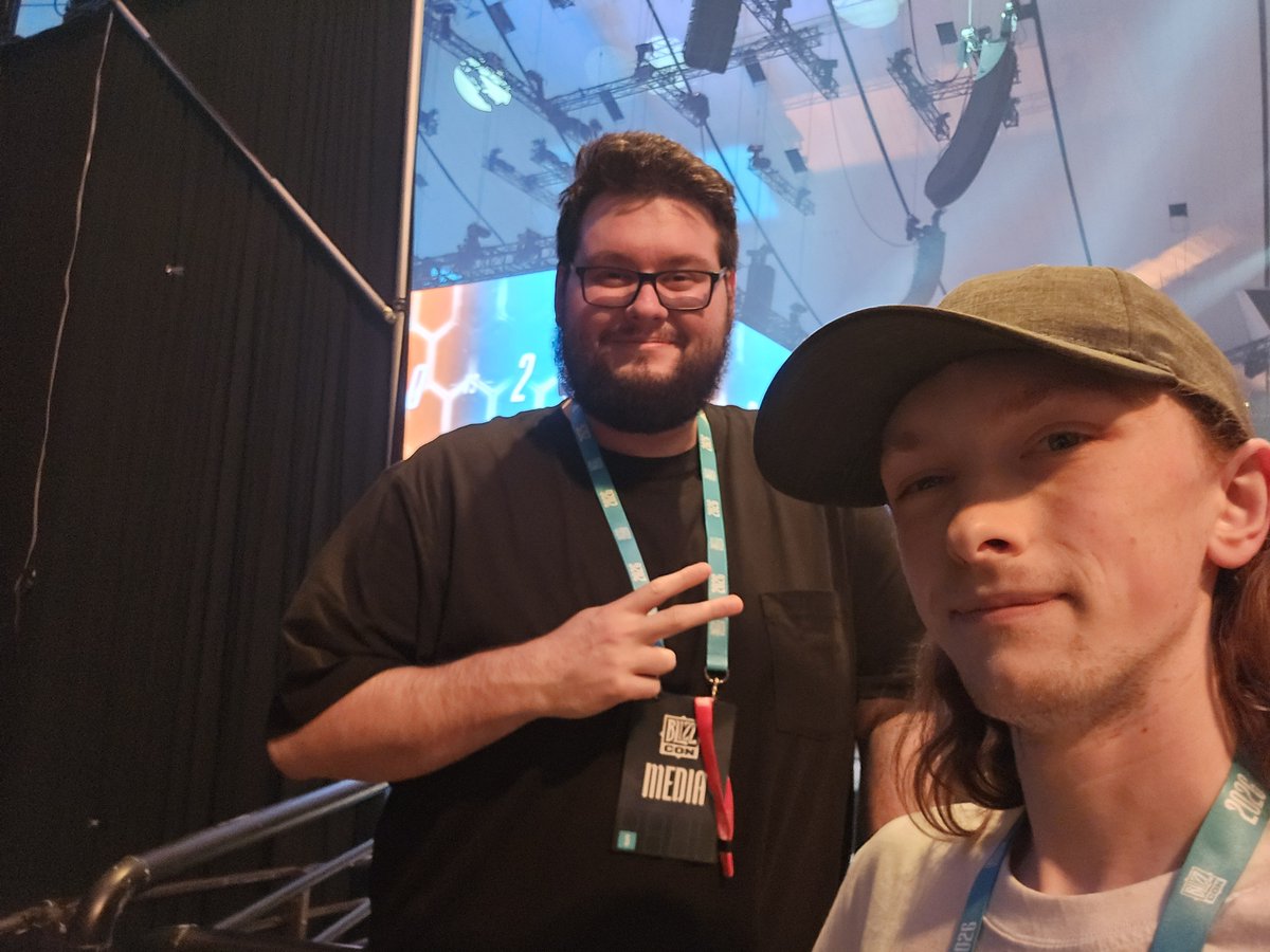 DATONA22's tweet photo. @Flats_OW So happy I finally got to meet THE tank guy https://t.co/cn6S1fkBTs