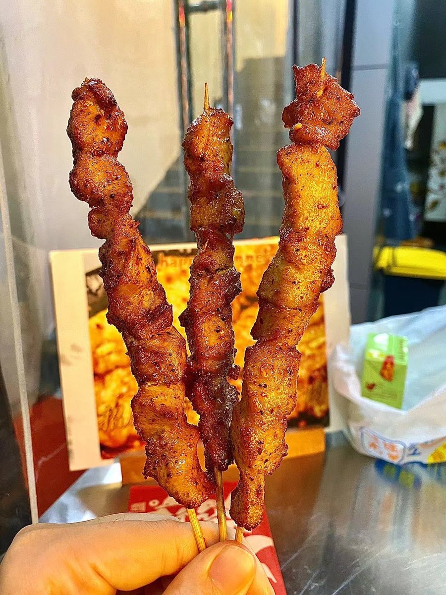 Barbara8D's tweet photo. Craving that crispy street-style fried chicken skewer right by the roadside! Crunchy, savory, and perfect for a quick bite  #StreetFoodJoy， https://t.co/n16Hpy6TGE