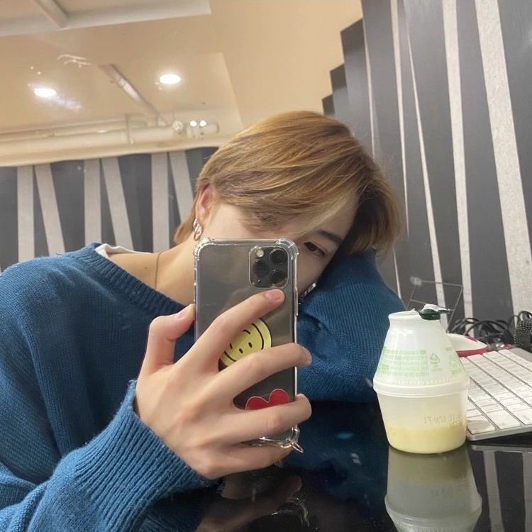 zeoonuuu's tweet photo. 전설의바나나우유거울셀카 https://t.co/3haSTDO1SA