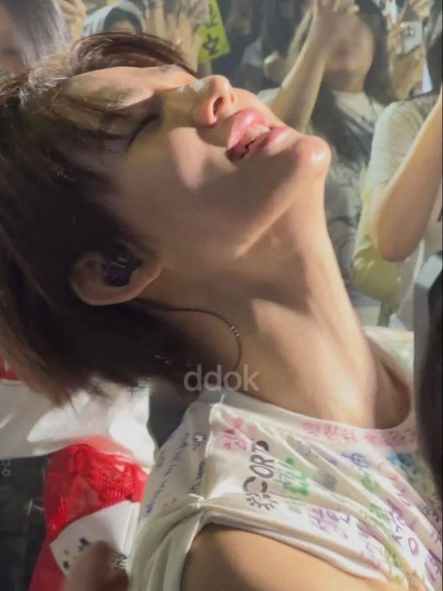 lamhion's tweet photo. cant even see an adams apple 🤔🤔🤔 https://t.co/Gnd7AiSETX