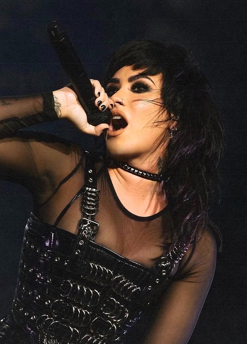 theholydemi's tweet photo. the rock star AND pop star of our generation. https://t.co/xLxpsqzHz0