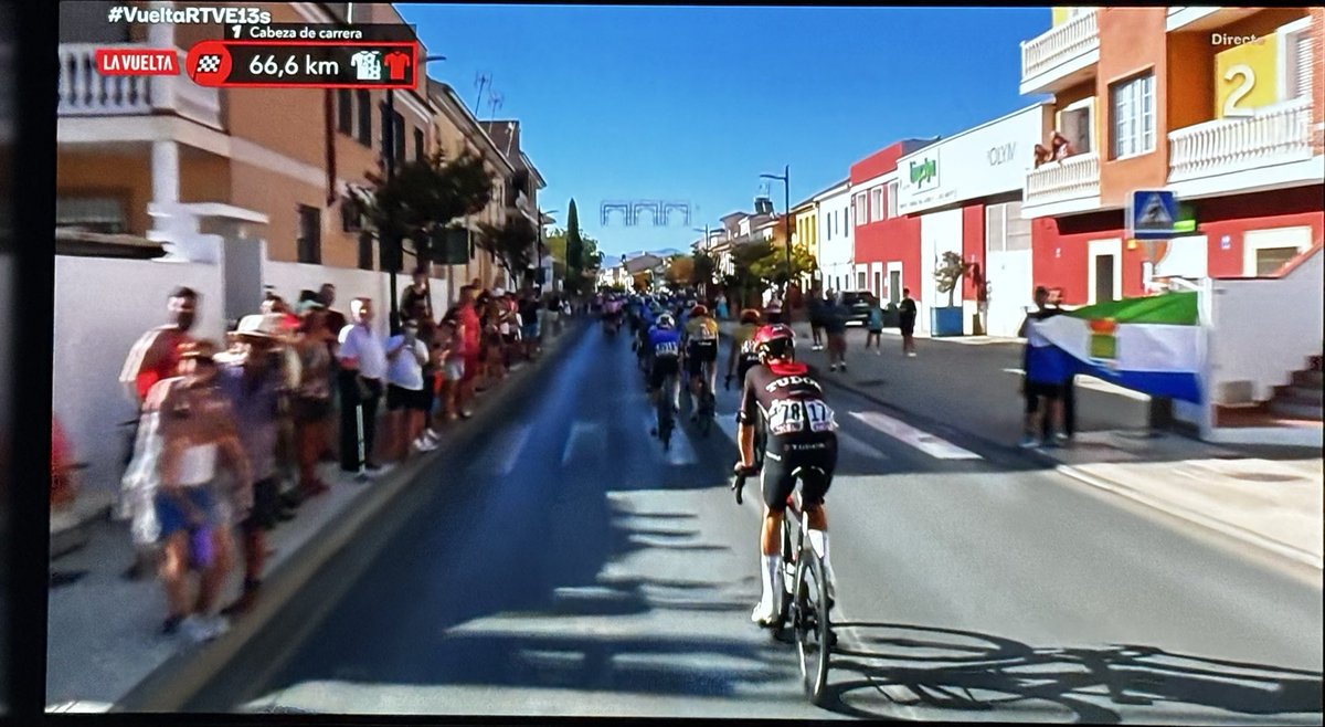 Sayako76's tweet photo. @rtve ¡Es de vergüenza que no se le de la importancia de la última etapa de @lavuelta en la 1!. https://t.co/EMBgVWN6u4