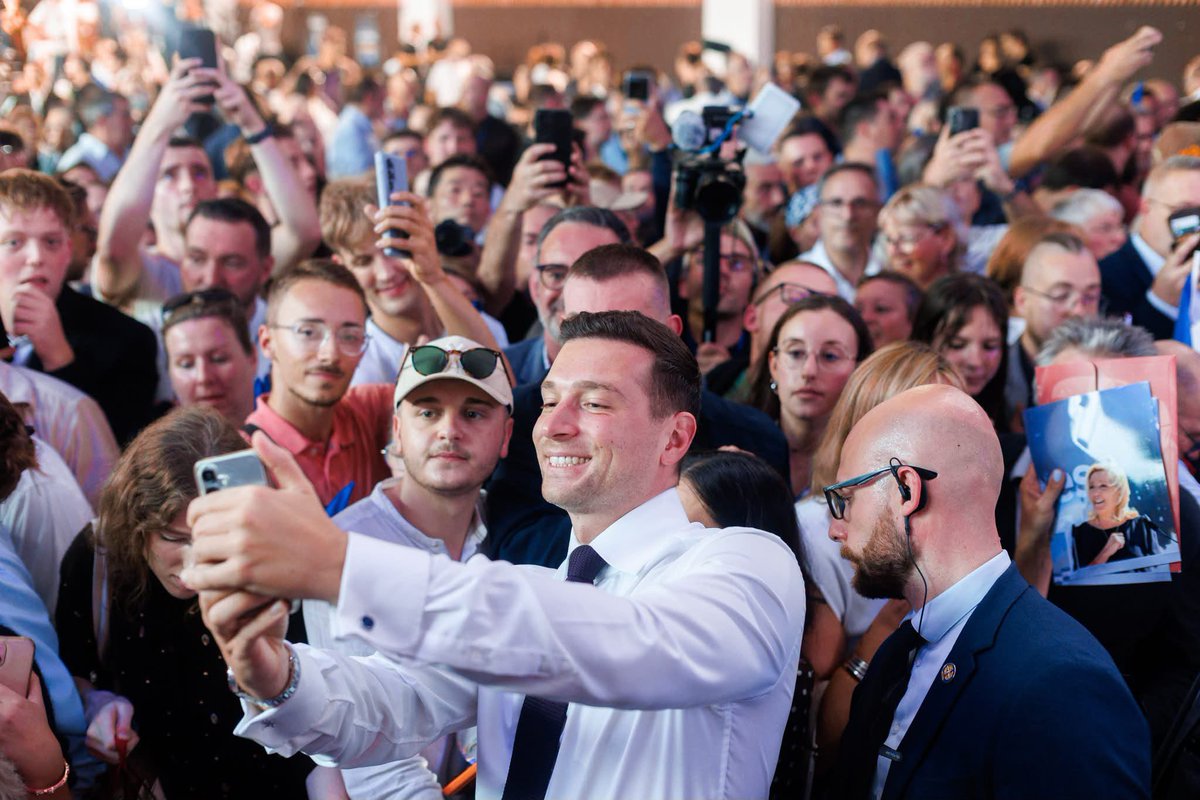 JPGarraud's tweet photo. 🇫🇷 Présent aujourd’hui à Hénin-Beaumont aux côtés de Marine Le Pen, de Jordan Bardella et de nombreux élus du Rassemblement National pour le traditionnel discours de rentrée politique de Marine Le Pen.

Dans cette ville devenue emblématique de notre combat politique, Marine Le Pen a lancé une nouvelle étape de la mobilisation à l’approche de l’élection présidentielle, avec un message clair : rassembler tous les Français qui veulent mettre un terme au déclin de notre pays et ouvrir le chemin du redressement national.

Pouvoir d’achat, baisse du prix de l’énergie, priorité nationale : la bataille sociale sera au cœur de notre projet. Marine Le Pen a également présenté l’un des grands chantiers de cette campagne : le logement, avec une ambition claire : libérer la construction, valoriser le parc existant et permettre au plus grand nombre d’accéder à la propriété.

Face aux normes qui étouffent la construction, à la pénurie de logements et à l’explosion des dépenses contraintes, nous voulons rendre aux Français la maîtrise de leur avenir et faire de nouveau de la France une nation de propriétaires, de bâtisseurs et de citoyens prioritaires chez eux.

Premier grand rendez-vous : le 25 octobre à Orléans, aux côtés de Marine Le Pen et Jordan Bardella, pour engager la renaissance de la France ! Venez nombreux !