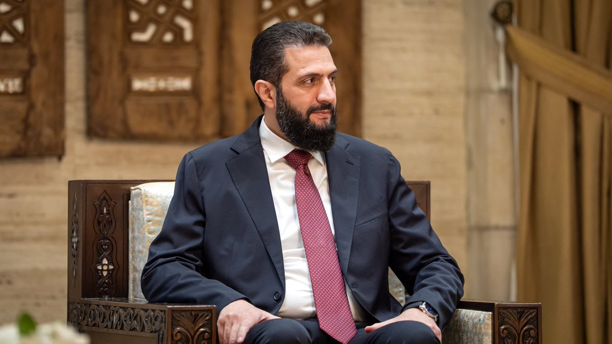 SyPresidency's tweet photo. استقبل السيد الرئيس أحمد الشرع اليوم في دمشق، وزير خارجية الجمهورية التركية هاكان فيدان، بحضور وزير الخارجية والمغتربين أسعد الشيباني.

وجرى خلال اللقاء بحث سبل تعزيز العلاقات بين البلدين، وتبادل وجهات النظر حول مستجدات الأوضاع الإقليمية، إلى جانب التأكيد على أهمية مواصلة التنسيق والتشاور بما يخدم المصالح المشتركة ويدعم الأمن والاستقرار في المنطقة.

#رئاسة_الجمهورية_العربية_السورية