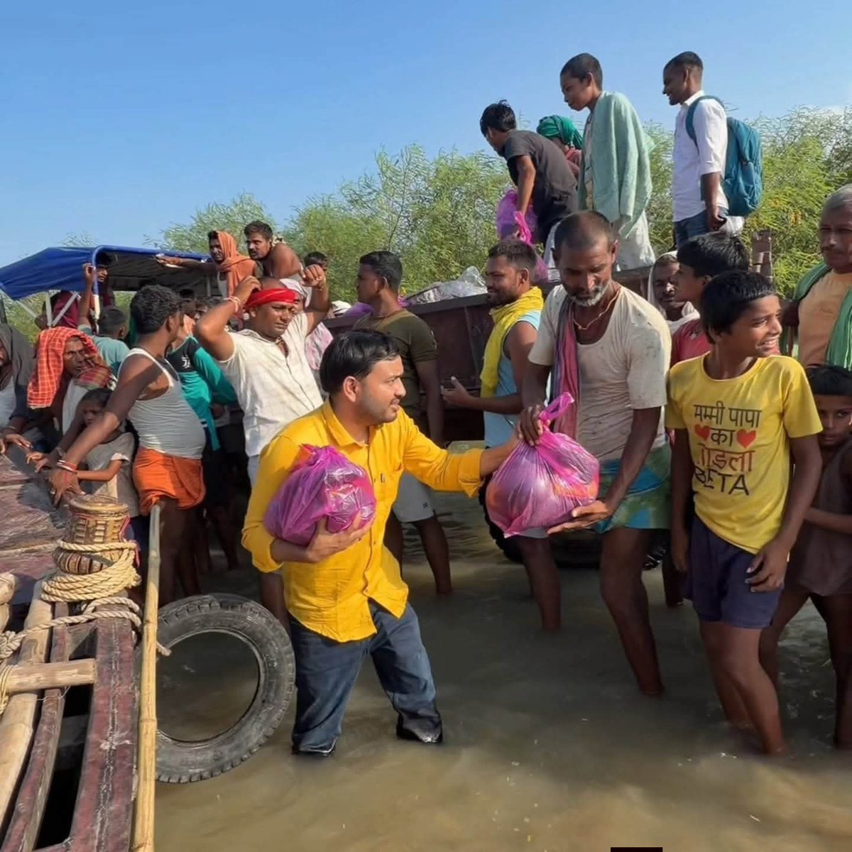 premkumarcbn01's tweet photo. कुछ लोग अलख सर पर आरोप लगा रहे हैं कि ये सब पब्लिसिटी के लिए कर रहे हैं,

चलो मान लिया कि पब्लिसिटी के लिए ही कर रहे हैं तो दिक्कत क्या हैं?

और लोग भी पब्लिसिटी के लिए ही आकर  बाढ़ पीड़ितों की मदद कर देते तो बहुत लोगों का जीवन आसान हो जाएगा।

जो इंसान 16000 करोड़ का मालिक हो, पैसे के मामले में शाहरुख खान को पीछे छोड़ चुका हो,

वो कभी आसाम तो कभी झारखंड तो कभी बिहार में घूम घूम कर अपने पैसे से लोगों की मदद कर रहा हैं,

तो इसमें बुराई ही क्या हैं?

सवाल वही लोग उठा रहे हैं जो अपनी जेब से 5 रूपये का पारले जी किसी को नहीं देते हैं।

अलख पांडे के पास इतना पैसा हैं कि वो आराम से किसी और देश में सेटल होकर लक्जरी लाइफ जी सकते हैं, लेकिन उन्होंने लोगों की मदद करना जरूरी समझा है।