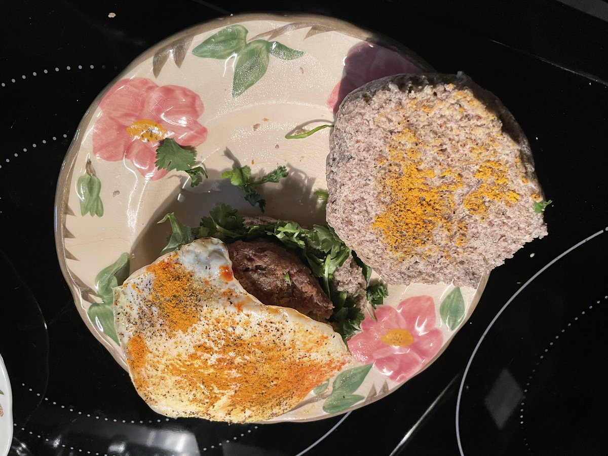 scribnerholly5's tweet photo. Sunday cheat day! Who likes Tumeric and Cilantro on their eggs? https://t.co/4Nd0UhRMfC