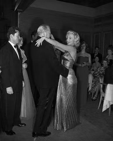 Clubpassionmar2's tweet photo. Bonne journée de lundi (par anticipation rendez-vous médicaux)
Have a sweet Monday.
#Marilyn #marilynmonroe #clubpassionmarilyn #GPB #leshommespréfèrentlesblondes #gentlemenpreferblondes #film #movie #captures https://t.co/BU9fKseUeB