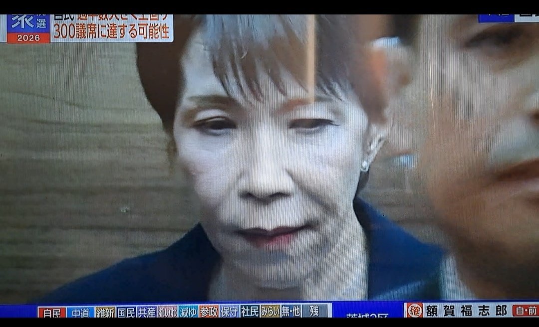 nobu_conscience's tweet photo. 「当選したのにおびえた顔」

沖縄県知事選、当自民党系・古謝玄太、当確の知らせに「お通夜」のような表情を浮かべる。

自民党史上最高の圧勝をした２月８日総選挙での高市の「おびえた表情」を連想させる。

どちらも、統一教会とその母体であるアメリカCIAから「脅迫」と「命令」を受けているだけのピエロなのだろう。ゼレンスキーと変わらない。

そもそも、スマホ農場をフル活用した、デマだらけウソだらけ、そして、開票前の「８時当確」、こんなものが、まともな選挙と言えるのか？

まともな選挙など、もう、日本���は存在しない。