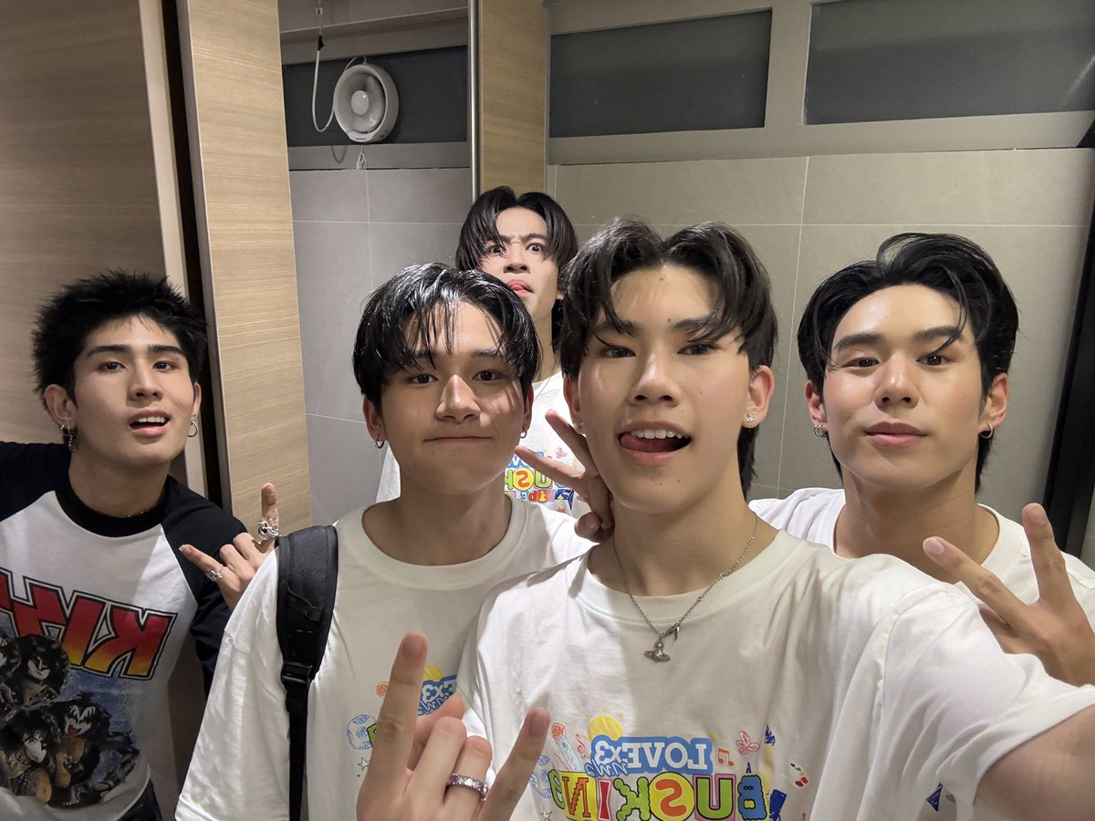 munich_nm's tweet photo. ขอบคุณพี่ๆทุกคนที่มาหากันนะค้าบ สนุกมากๆๆ ไว้มีโอกาสมาจันเกอใหม่นะครับ เลิฟยู แล้วไปดู LOVEx3 Ep.5 กันคร้าบ #LOVEx3_EP5 #LOVEx3Busking_EP5 #munichnath https://t.co/LuRozr6dyf