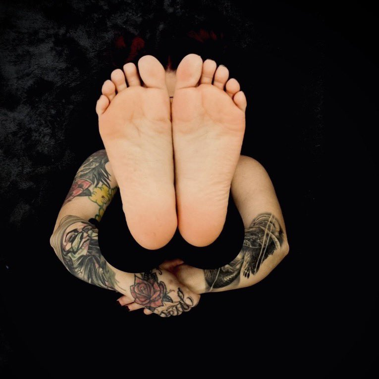 Zenith_Wave_'s tweet photo. Qui rêve de se vider sur les pieds de @ShayShayBaby07 🔥

#frenchfeet #feetaddict #feetlovers 
#prettyfeet #toes #soles #frenchsoles #soleslovers #feetworship #feetpics #footfetish #feetfetish

@rtfindom @frenchfetishwo1 @footparadiseRT @Feetopia https://t.co/F13ZEnmn0S
