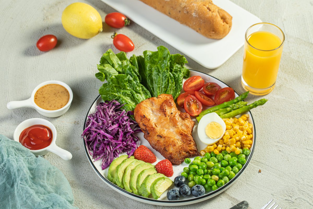 ariac950144's tweet photo. Satisfying low-calorie grilled chicken salad with quinoa and fresh veggies—perfect for your balanced weight loss meal prep! https://t.co/53lMFNuJMb