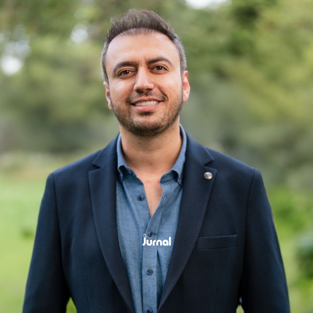jurnalhabertr's tweet photo. Dr. Deniz Dolaş, esrar olarak bilinen uyuşturucu madde ile ilgili doğru bilinen 5 yanlışı anlattı:

• Doğal olduğu için zararsızdır.

• Esrar zararlıdır. 

• Paranoid şizofreni riskini 7 kat arttırır.

• Tıpta kullanılıyor demek ki kullanılabilir.

• Sadece epilepsi hastalarında ve kemoterapi alan hastaların bulantı, kusma şikayetlerinde kullanılabilir. 

• Bu durumlarda da ilk tercih değildir. 

• Bu bir akla uygunlaştırma cümlesidir.

• Esrar doğaldır, antidepresan kimyasaldır.

• O zaman esrar kullanmak daha iyidir.

• Esrarın depresyonda veya kaygıları yönetmede bir tedavi seçeneği olmadığını bilmek gerekir. 

• Kısa süreli gevşeme sağlasa da uzun vadede anksiyete ve depresyonu arttırır.

• Esrar bağımlılık yapmaz.

• 23.518 kişiyi kapsayan, 47 çalışmayı içeren bir meta analizde, düzenli esrar kullanıcılarının yaklaşık %47'sinde kannabis yoksunluk sendromu gelişmiştir.

• Esrar olumsuz duygularıma iyi geliyor, o yüzden kullanıyorum.

• Rahatlamak tedavi olmak demek değildir. 

• Yani bir maddenin sizi o anda daha iyi hissettirmesi, ruhsal sorununuzu tedavi ettiği anlamına gelmez.