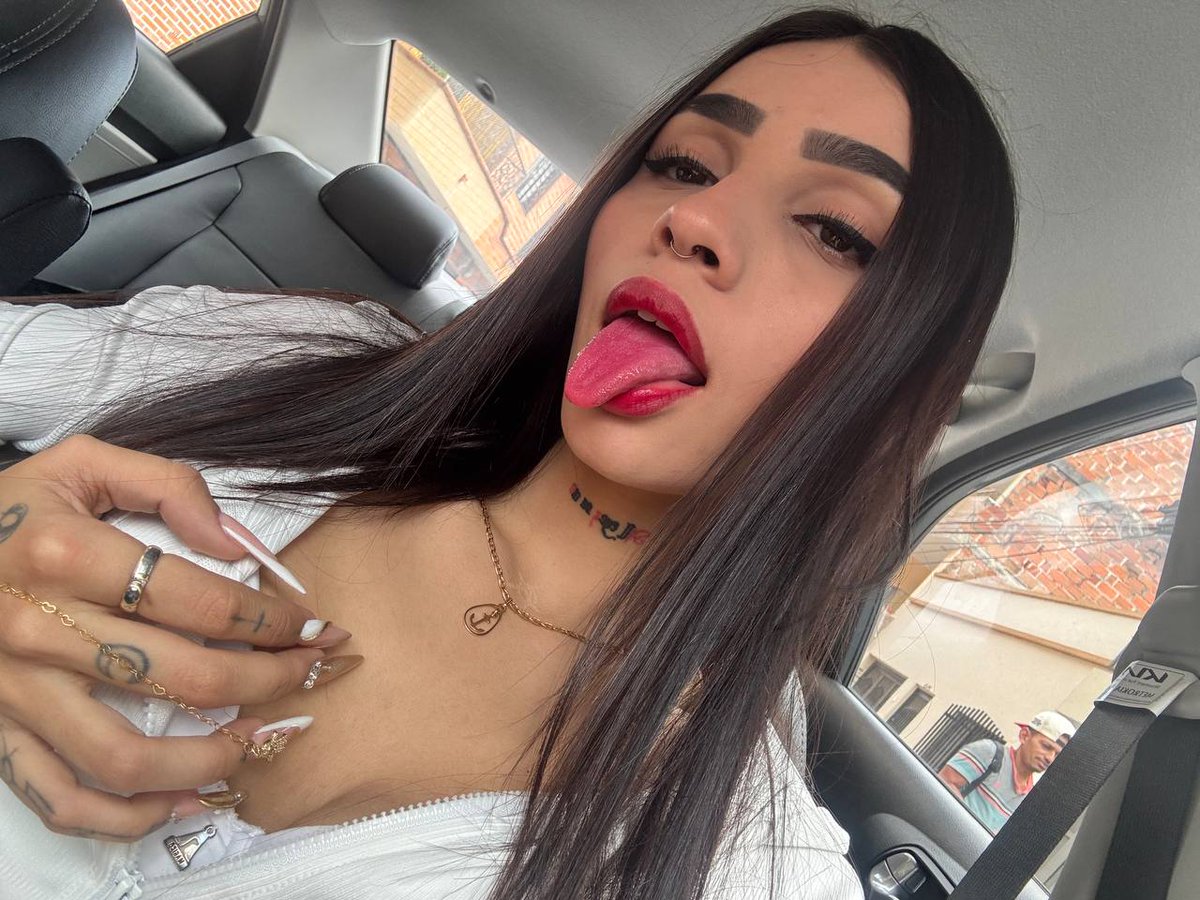 DearAlejaX's tweet photo. me not edited at all natural from top to buttom , am I still look pretty ? https://t.co/jszG2JpRtu