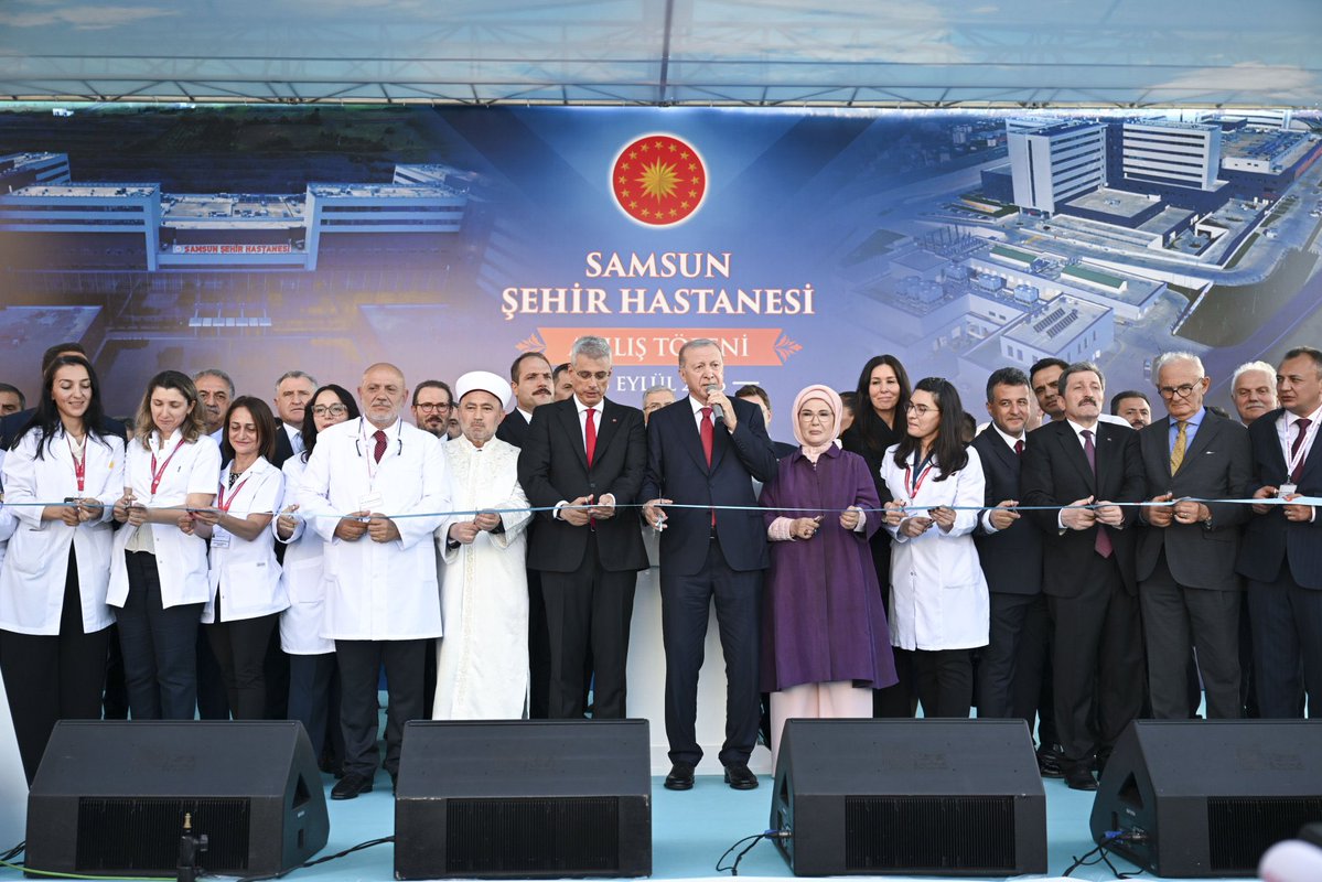 ozdemirsamet's tweet photo. 📍Samsun

Cumhurbaşkanımız Sayın @RTErdogan’ın teşrifleriyle gerçekleştirilen Samsun Şehir Hastanesi’nin açılış programına katıldık.

Sağlık altyapımıza önemli katkı sunacak Samsun Şehir Hastanesi’nin şehrimize, bölgemize ve ülkemize hayırlı olmasını diliyorum.

Bu önemli sağlık yatırımının ülkemize kazandırılmasında ortaya koyduğu güçlü irade, liderlik ve vizyon için Cumhurbaşkanımız Sayın Recep Tayyip Erdoğan’a şükranlarımızı sunuyorum.